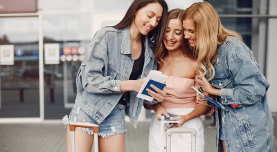 tres-chicas-guapas-de-pie-junto-al-aeropuerto-2